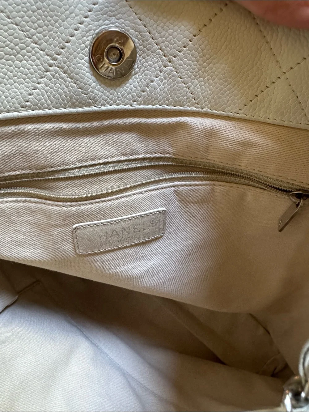 CHANEL White Quilted Leather Chain Shoulder Tote
